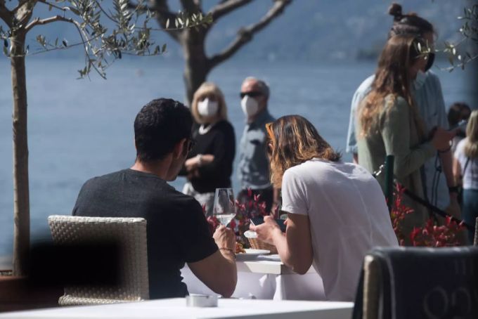 Ein Paar isst auf der Terrasse eines Hotelrestaurants am Seeufer von Ascona während der Osterfeiertage, am Karfreitag, 2. April 2021. Auch am Pfingstwochenende reisen wieder viele Menschen i Coronavirus Ascona