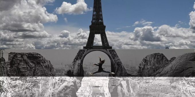 19.05.2021, Frankreich, Paris: Eine Frau springt auf der Esplanade des Droits De L'homme auf dem Trocadero-Platz vor dem Eiffelturm, wo ein riesiges Kunstwerk des französischen Strassenkünstlers und Fotografen Jean Rene, alias JR, zu sehen ist. Strassenkunst in Paris