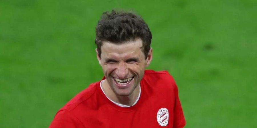 Bayerns Thomas Müller freut sich über den erneuten Gewinn der Deutschen Meisterschaft. Foto: Matthias Schrader/AP-Pool/dpa/Archivbild