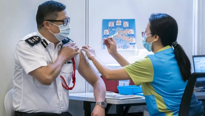 Chris Tang von der Hongkonger Polizei erhält eine Impfung gegen das Coronavirus von Sinovac Biotech Ltd. Corona-Impfung