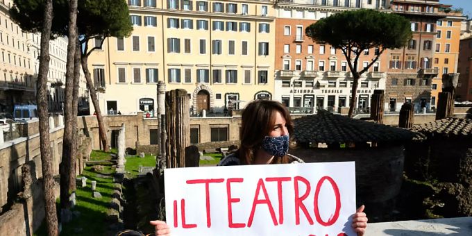 dpatopbilder - Eine Schaustellerin protestiert in Rom mit einem Schild mit der Aufschrift «Il teatro e necessario» (dt. Das Theater ist notwendig). Foto: Mauro Scrobogna/LaPresse via ZUMA Press/dpa dpatopbilder - Eine Schaustellerin protestiert in Rom mit einem Schild mit der Aufschrift «Il teatro e necessario» (dt. Das Theater ist notwendig). Foto: Mauro Scrobogna/LaPresse via ZUMA Press/dpa