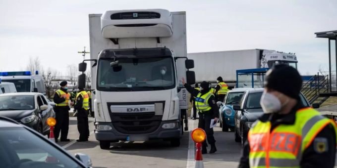 Bundespolizisten kontrollieren Fahrzeuge an der Grenze Bundespolizisten kontrollieren Fahrzeuge an der Grenze