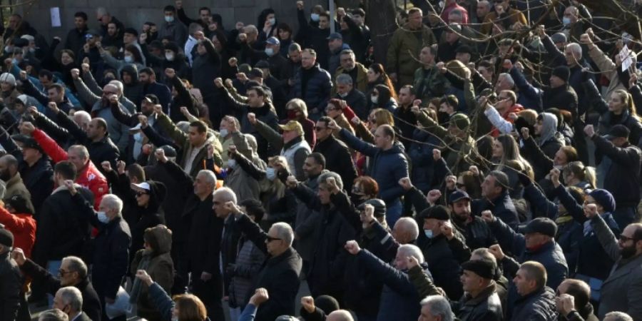 Oppositionelle Demonstranten vor Parlament in Eriwan