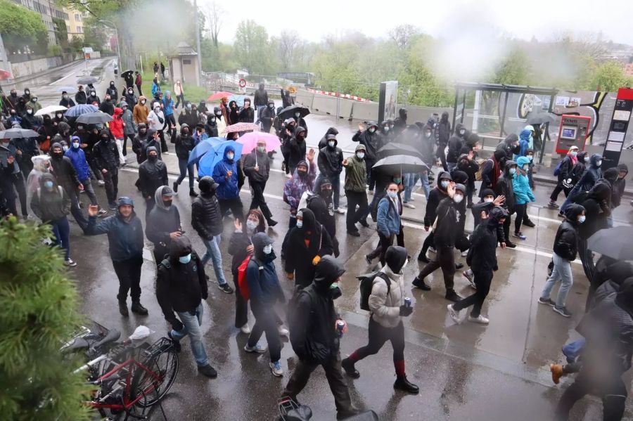 Die Demonstranten vor dem Bierhübeli.