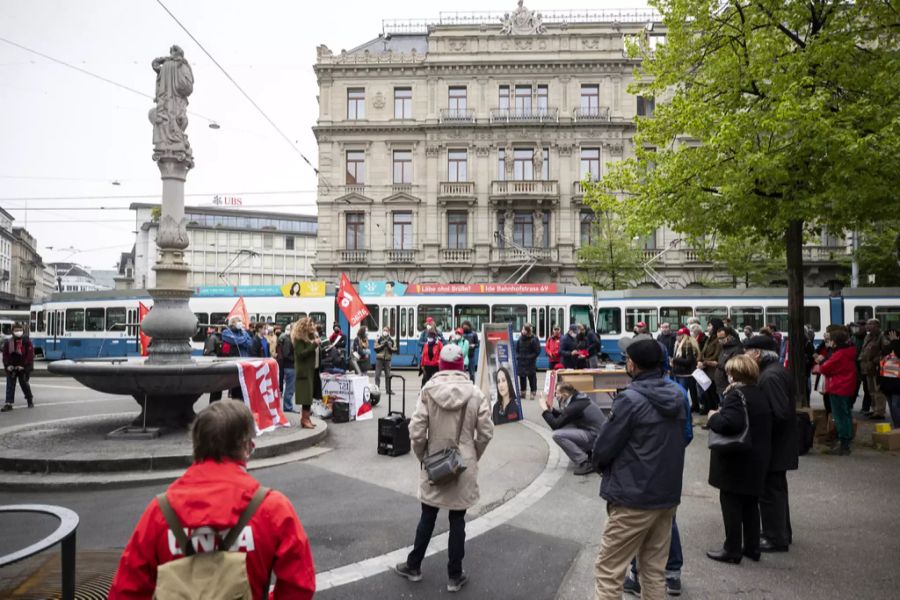 An einer Demonstration zum Tag der Arbeit spricht die Nationalrätin Sibel Arslan, Grüne-BS im Zentrum von Zürich.