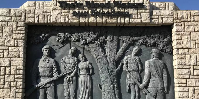 04.06.2019, Namibia, Windhuk: Ein Denkmal erinnert im Zentrum der namibischen Hauptstadt an den von deutschen Kolonialtruppen begangenen Völkermord an den Herero und Nama von 1904 bis 1907. Die Inschrift laut übersetzt etwa: «Ihr Blut nährt unsere Freiheit». Deutschland erkennt Kolonialverbrechen als Völkermord an