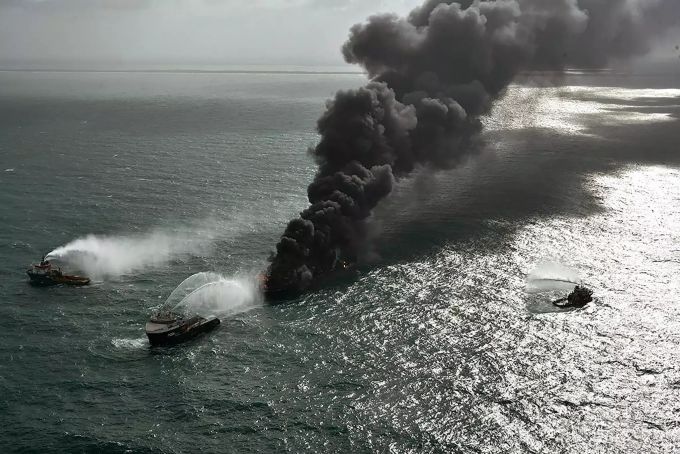 Schlepper versuchen den Brand zu löschen. Schiff Brand Sri Lanka