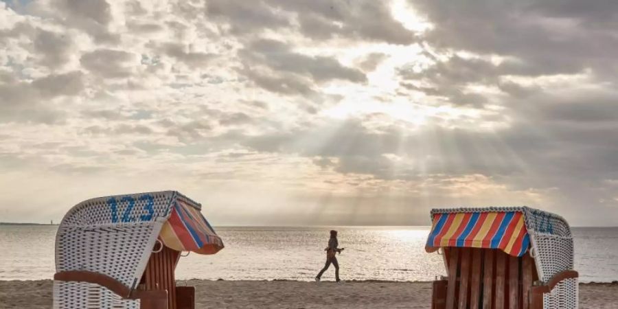 Zunächst waren es nur Modellregionen, nun empfängt ganz Schleswig-Holstein wieder Urlauber. Foto: Georg Wendt/dpa
