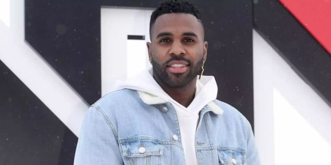 Der US-amerikanische Sänger und Songwriter Jason Derulo freut sich über Nachwuchs. Foto: Felix Hörhager/dpa Der US-amerikanische Sänger und Songwriter Jason Derulo freut sich über Nachwuchs. Foto: Felix Hörhager/dpa