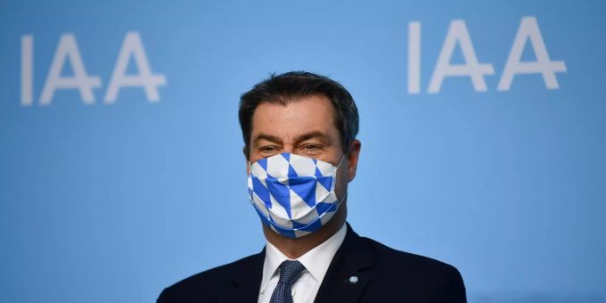 Markus Söder steht vor dem Logo der IAA. IAA
