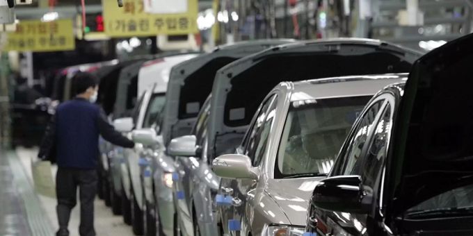 In der Hyundai-Fabrik im südkoreanischen Asan fehlt es an Computer-Chips. Der Autobauer stellt die Produktion am Montag für zwei Tage ein.(Archivbild) In der Hyundai-Fabrik im südkoreanischen Asan fehlt es an Computer-Chips. Der Autobauer stellt die Produktion am Montag für zwei Tage ein.(Archivbild)
