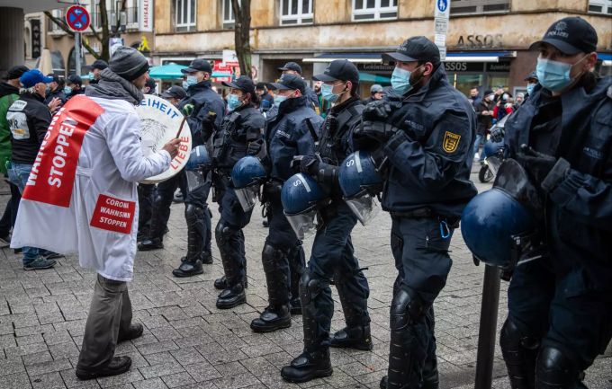Einsatzkräfte der Polizei versperren Teilnehmern einer Demonstration in der Innenstadt den Weg. Unter dem Motto «Es reicht!» beteiligen sich zahlreiche Menschen an einem Protest gegen die aktuelle Corona-Politik. Foto: Christoph Schmidt Demonstrationen von «Es reicht» - Stuttgart