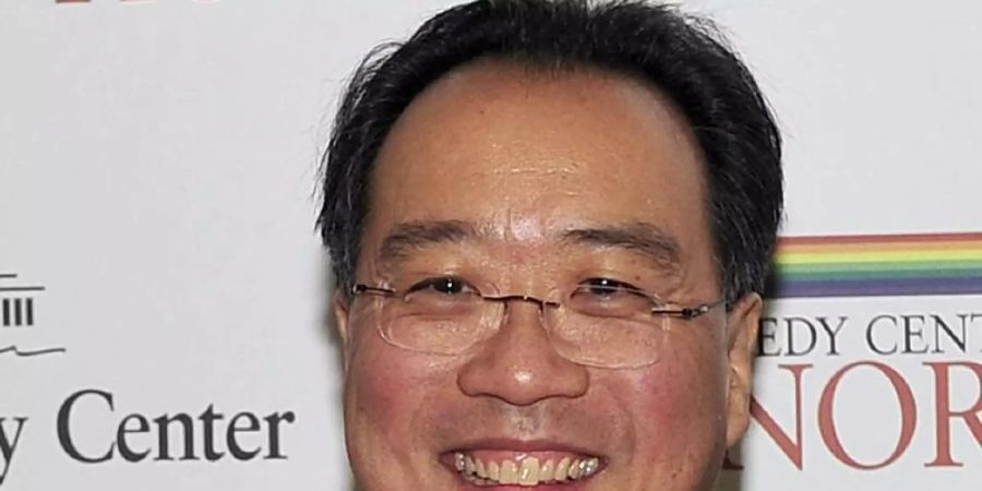 Der amerikanische Cellist Yo-Yo Ma hat im Impfzentrum ein Spontankonzert gegeben. Foto: Ron Sachs/CONSOLIDATED NEWS PHOTOS/dpa