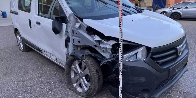 Personenwagenlenkerin verursacht Selbstunfall.