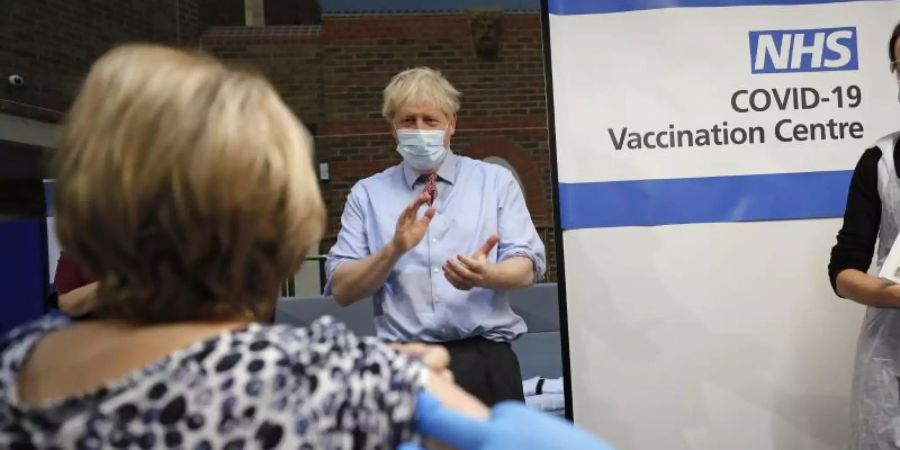 Boris Johnson applaudiert, nachdem eine Krankenschwester eine Patientin im Guy's Hospital verabreicht hat. Foto: Frank Augstein/AP POOL/dpa
