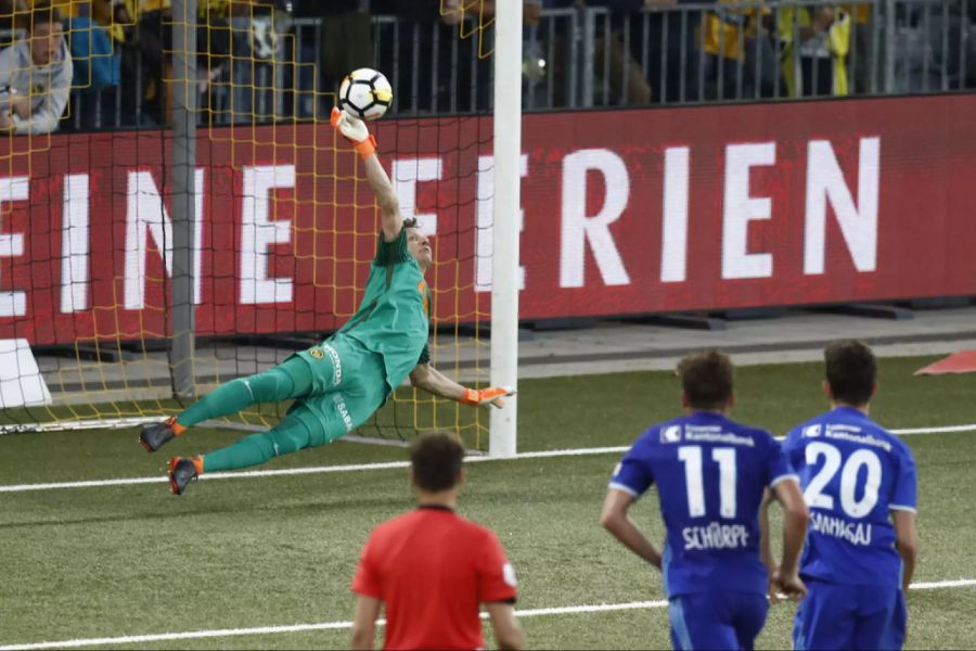 In der Rückrunde der Saison 2017/18 vertritt Marco Wölfli den verletzten Stammgoalie David von Ballmoos. Am 28. April hält Wölfli gegen Luzern einen Penalty. YB gewinnt und ist zum ersten Ma