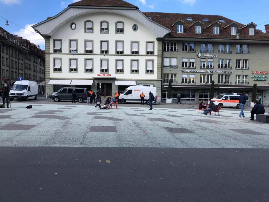 Die Polizei hat sich rund um den Waisenhausplatz stationiert.