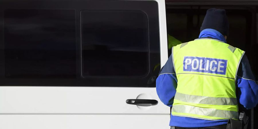 Die Walliser Kantonspolizei meldete am Donnerstagmorgen eine Explosion in einem sich im Bau befindlichen Gebäude in Vionnaz. Meldungen über Verletzte lagen zunächst nicht vor. (Archivbild)