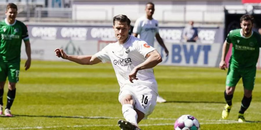 Sandhausens Kevin Behrens schiesst das Elfmetertor zum 2:2-Ausgleich. Foto: Uwe Anspach/dpa