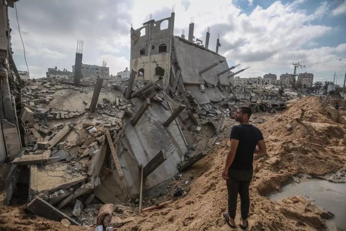 dpatopbilder - 13.05.2021, Palästinensische Autonomiegebiete, Beit Lahia: Ein Mann inspiziert zerstörte Gebäude in der Stadt Beit Lahia im nördlichen Gazastreifen nach einem israelischen Luftangriff am frühen Morgen. Konflikt in Nahost