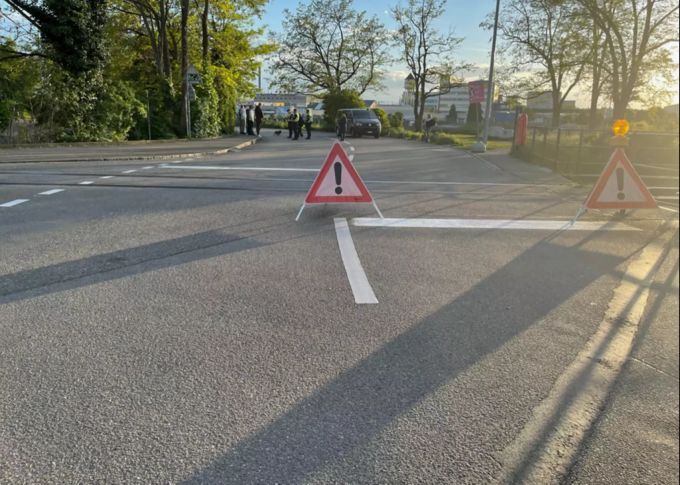 Die Basler Polizei sperrt am Mittwochabend vor Auffahrt den Baslerhafen. basel