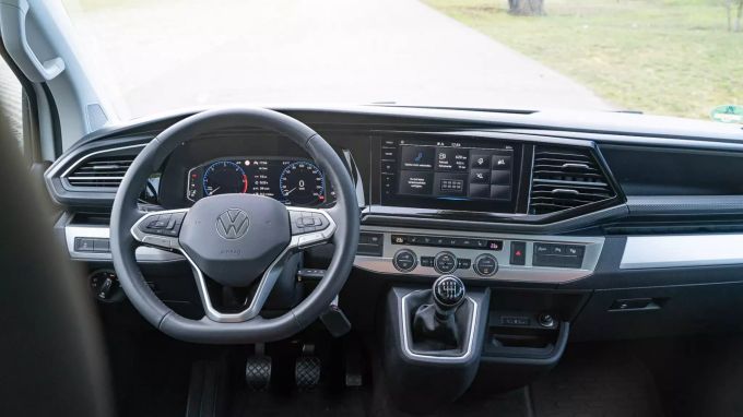 Das Cockpit ist überraschend modern und üppig ausgestattet VW Multivan Panamericana
