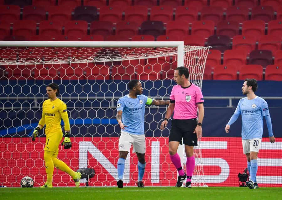 Bernardo Silva (r.) markiert die Führung per Kopfball.