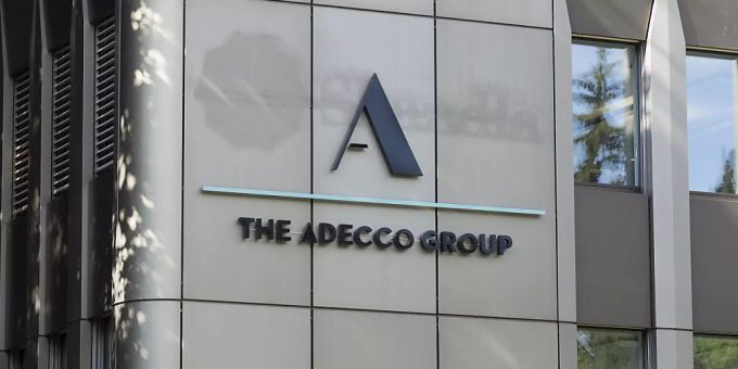 Der Personalvermittler Adecco hat im Schlussquartal 2020 um Wechselkurseffekte und um die unterschiedliche Anzahl Arbeitstage bereinigt weniger Umsatz gemacht. Trotzdem schrieb die Gruppe einen Gewinn.(Archivbild) Der Personalvermittler Adecco hat im Schlussquartal 2020 um Wechselkurseffekte und um die unterschiedliche Anzahl Arbeitstage bereinigt weniger Umsatz gemacht. Trotzdem schrieb die Gruppe einen Gewinn.(Archivbild)