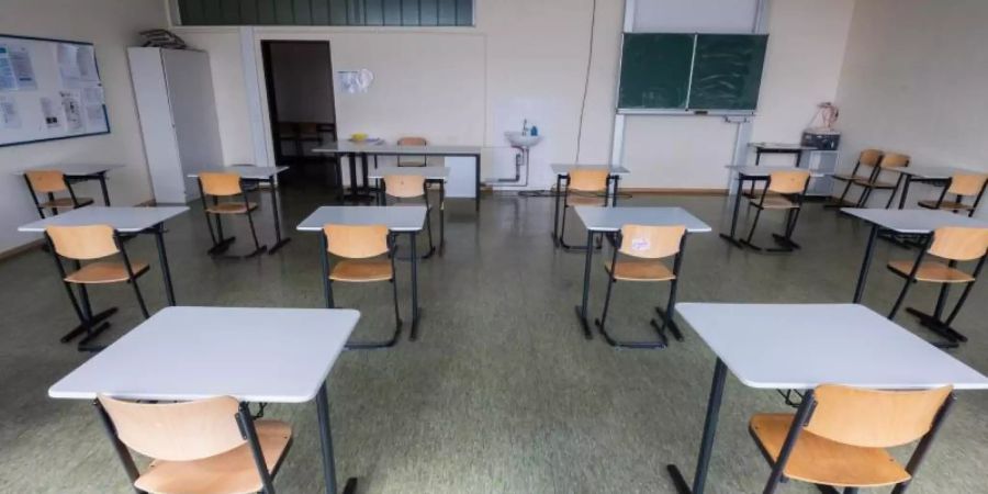 Stühle stehen in einem Klassenraum der Robert Bosch Gesamtschule Hildesheim. Foto: Julian Stratenschulte/dpa
