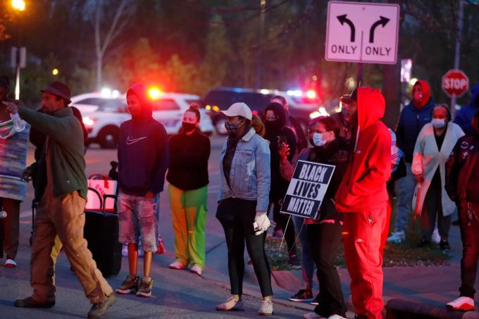 Eine Menschenmenge versammelt sich, um in der Nachbarschaft zu protestieren, in der ein Polizeibeamter aus Columbus ein jugendliches Mädchen tödlich erschossen hat. Polizei Jugendliche erschossen