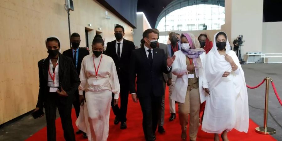 Macron mit Vertreterinnen des Sudan in Paris