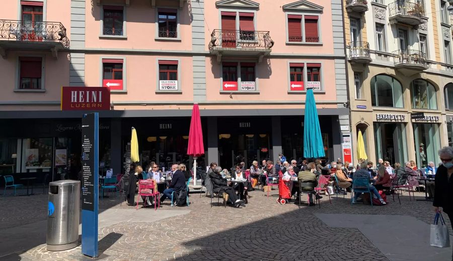 Auch in der Altstadt von Luzern ist um die Mittagszeit viel los, wie hier vor dem Café Heini.