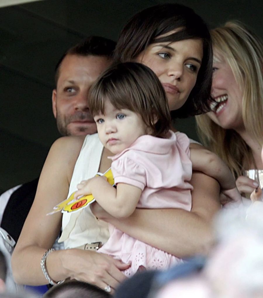 Suri und ihre Mama 2007 bei einem Fussballspiel in Los Angeles.