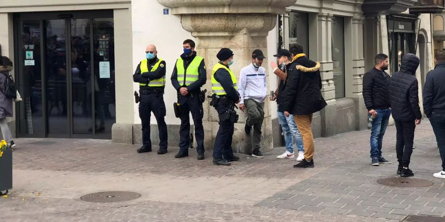 Die Polizei führt Personenkontrollen durch.