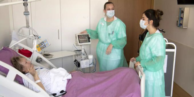 Medizinisches Personal bei der Pflege von Daniele in Rennaz, Schweiz. (Symbolbild) Pflegepersonal