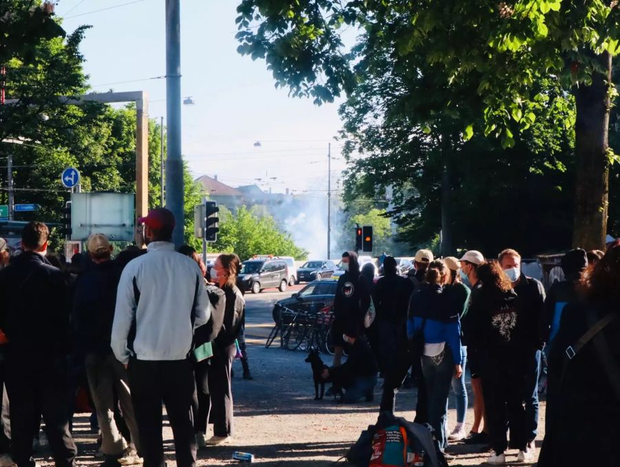 Kurz vor halb 9 Uhr ist Feuerwerk zu hören und es steigt weisser Rauch aus der Aare auf.