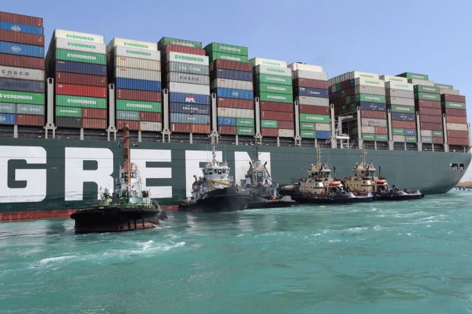 Containerschiff blockiert Suezkanal