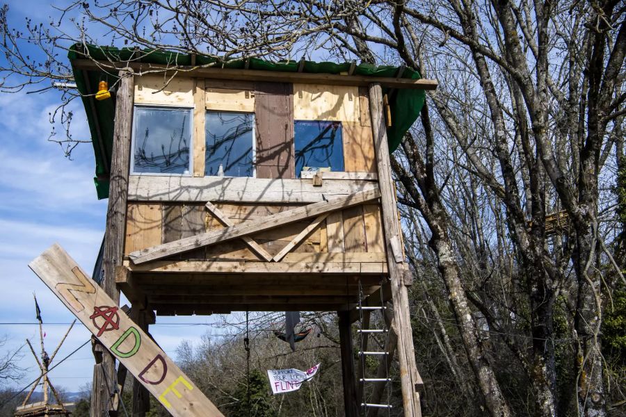 Eine Hütte in den Bäumen, die von Umweltaktivisten auf der Hochebene von Birette in der Nähe des Steinbruchs Mormont aufgebaut wurde.