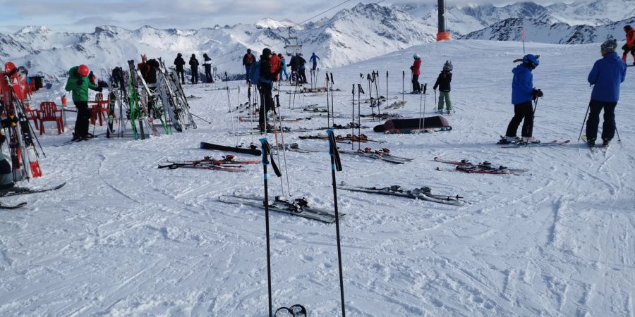 Das ist nicht etwa ein besonders kreativ gesteckter Slalomlauf, sondern eine Ansammlung von Ski und Stöcken vor einem Bergrestaurant in Grimentz VS.