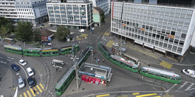 Blick vom Turmhaus auf den Aeschenplatz mit Strassenbahnen in Basel. Turmhaus