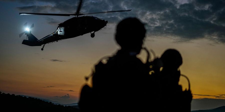 Laut Israels Ministerpräsidenten Benjamin Netanjahu werde der bewaffnete Kampf gegen die Hamas weitergehen, bis alle Geiseln freigelassen seien und Gaza nie mehr eine Bedrohung darstelle.