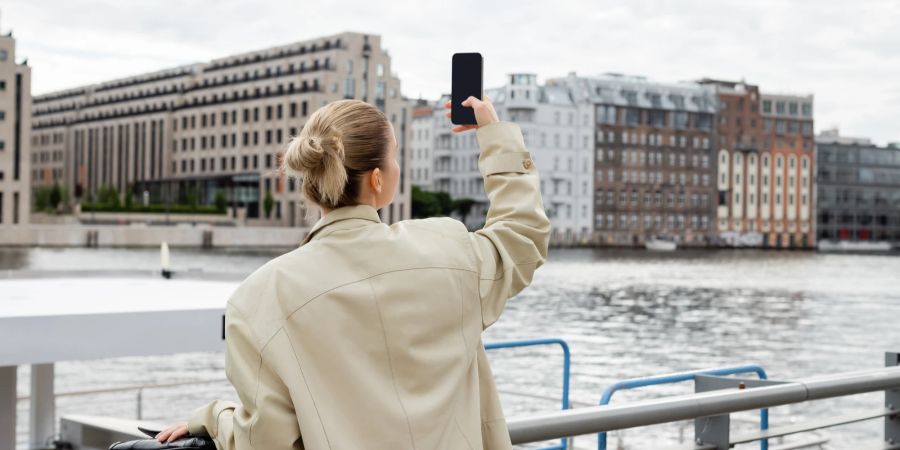 Frau Wasser Smartphone Foto