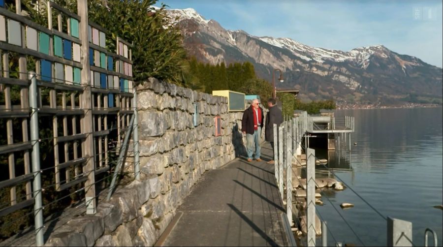 Vor 15 Jahren wurde bei Wenzel Sternthal (links) in Oberried am Brienzersee ein Uferweg vor seinem Grundstück erbaut.