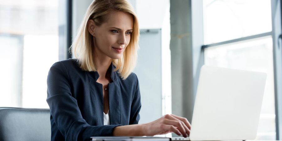 Frau im Büro am Computer.