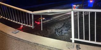 Bilten GL - BMW durchbricht Brückengeländer und landet auf dem Dach