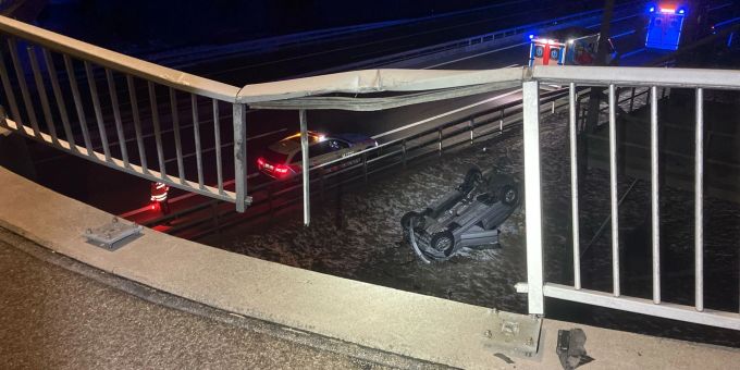 Bilten GL - BMW durchbricht Brückengeländer und landet auf dem Dach