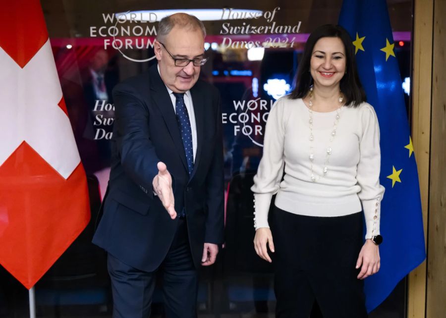 Wirtschaftsminister Guy Parmelin (links) spricht mit Iliana Ivanova, EU-Kommissarin für Innovation, Forschung, Kultur, Bildung und Jugend, vor einem bilateralen Treffen am Rande des WEF 2024, am 16. Januar 2024.