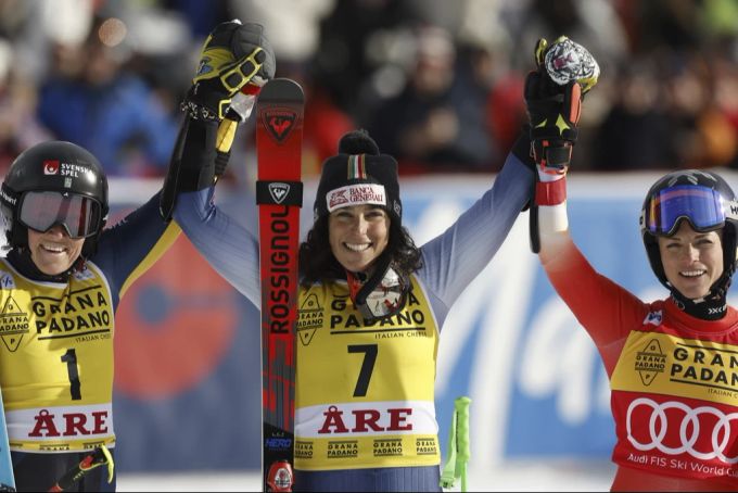Federica Brignone (m.) strahlt als Siegerin. Lara Gut-Behrami (r.) wird Dritte. Lara Gut Behrami