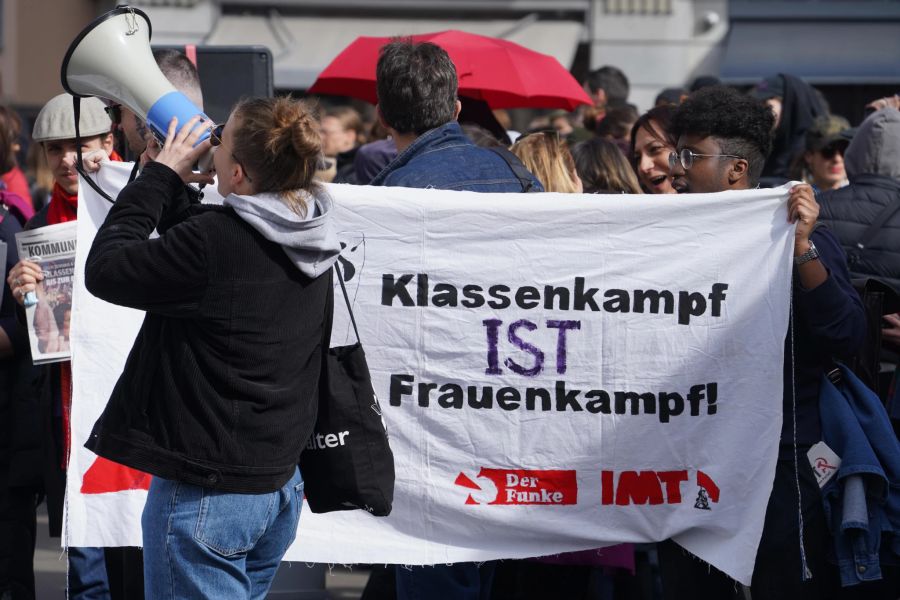 «Klassenkampf ist Frauenkampf», steht auf einem Banner drauf an der Demo in Zürich.