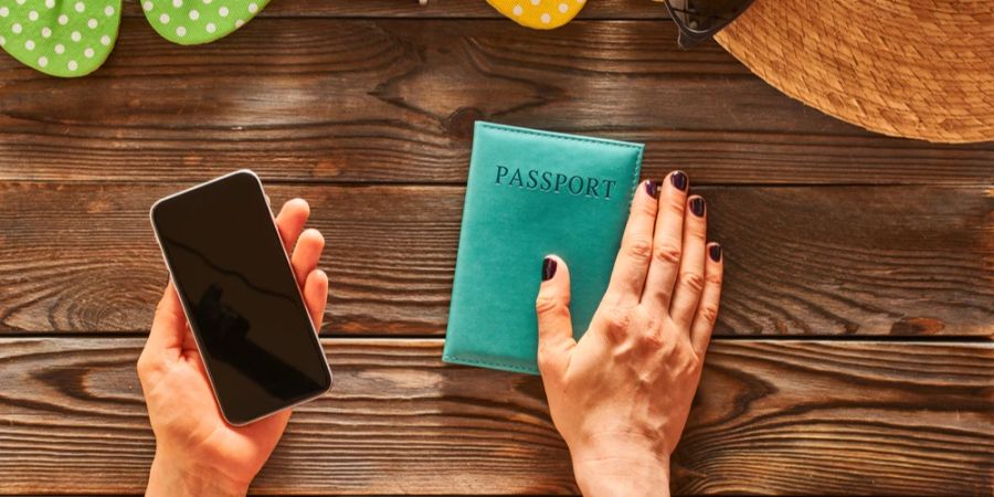 Smartphone Pass Hände Tisch